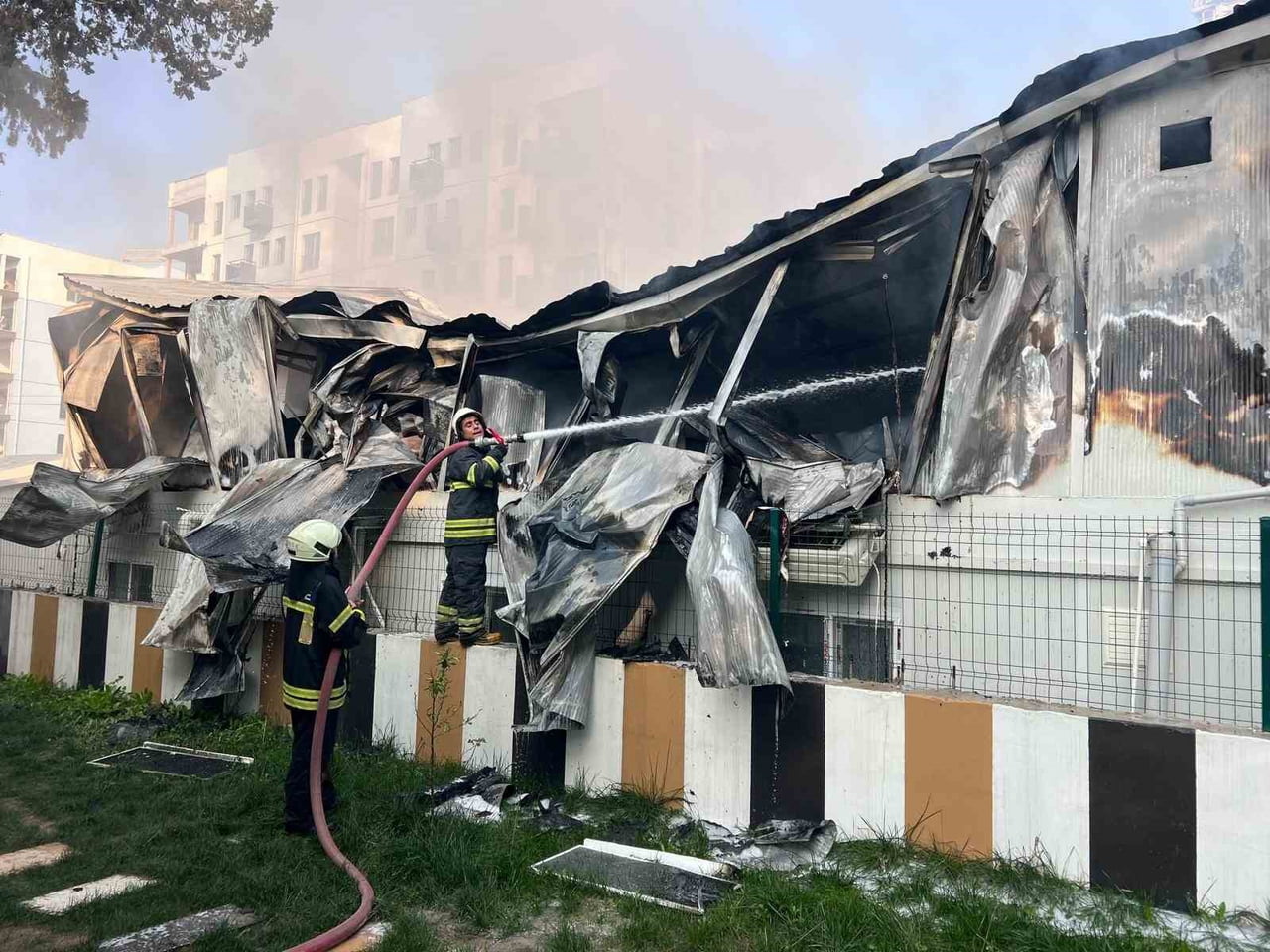 HATAY’IN ANTAKYA İLÇESİNDE İŞÇİLERİN KALDIĞI KONTEYNER YATAKHANE YANARAK KULLANILAMAZ HALE...