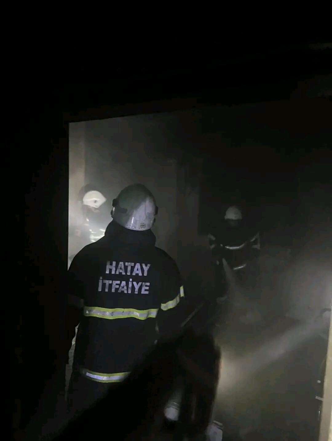 HATAY’IN ARSUZ İLÇESİNDE BİR EVDE ÇIKAN YANGIN BÜYÜMEDEN İTFAİYE EKİPLERİ TARAFINDAN...