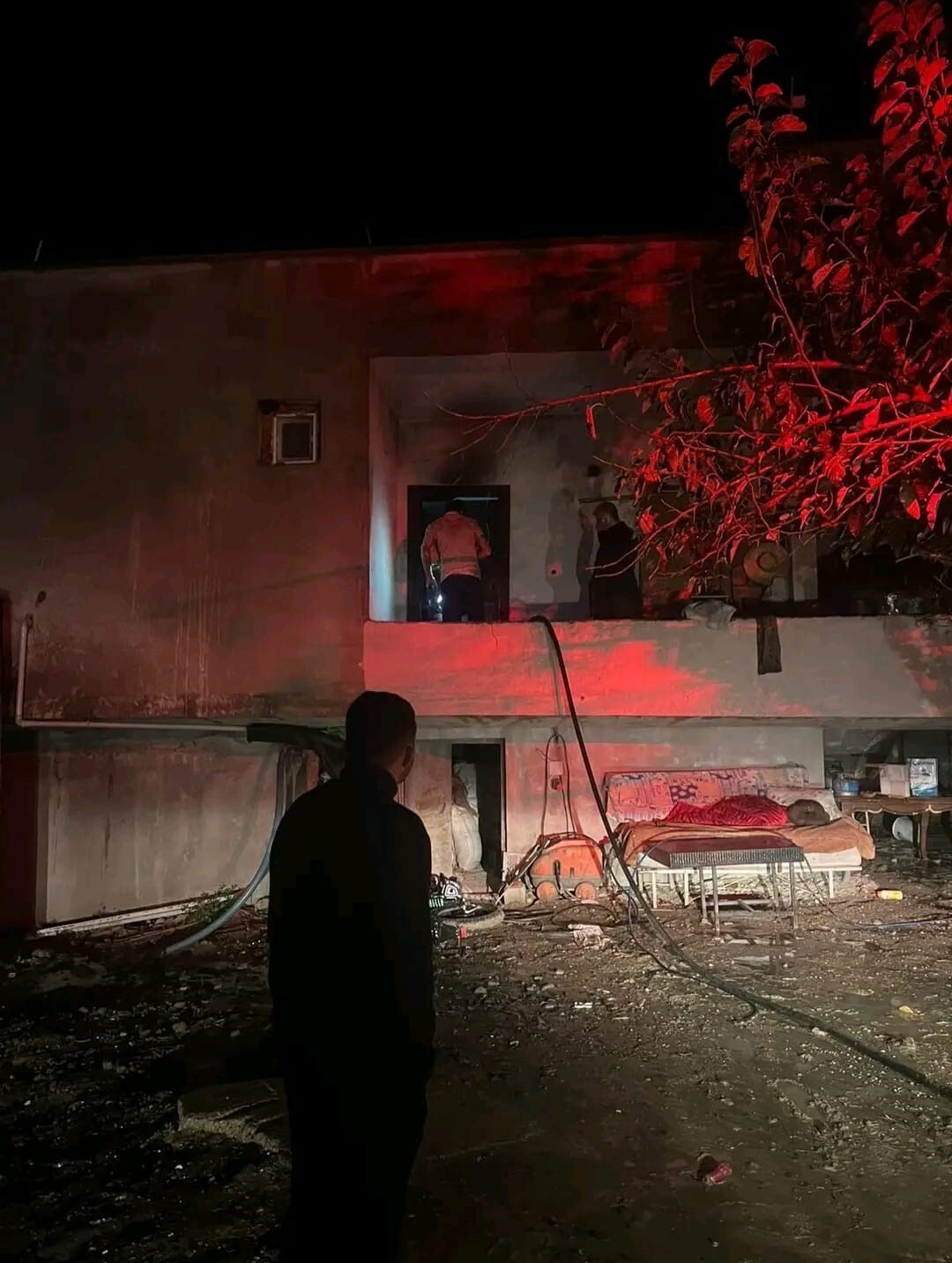 HATAY’IN ARSUZ İLÇESİNDE BİR EVDE ÇIKAN YANGIN BÜYÜMEDEN İTFAİYE EKİPLERİ TARAFINDAN...