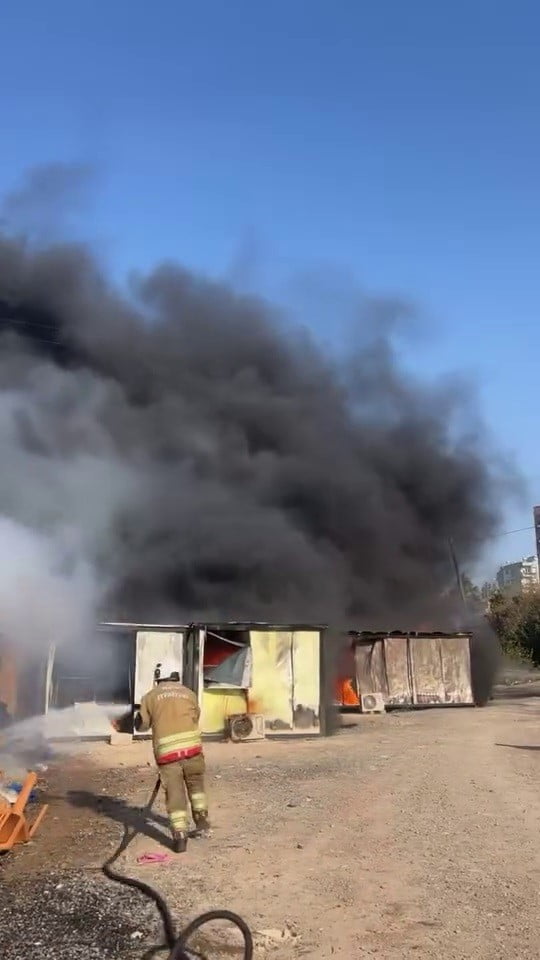 HATAY’IN İSKENDERUN İLÇESİNDE İŞÇİLERİN KONAKLADIĞI BİR KONTEYNERDE ÇIKAN YANGIN PANİĞE NEDEN...