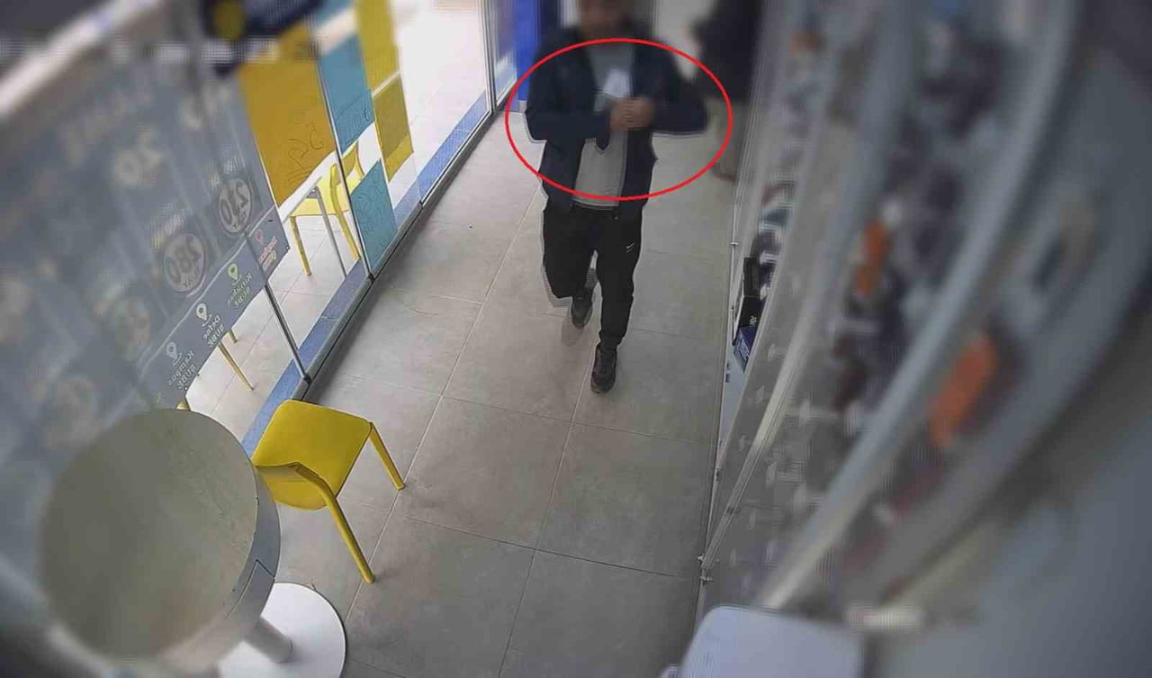 HATAY’IN KIRIKHAN İLÇESİNDE İŞYERİNDE GİRİP KAŞLA GÖZ ARASINDA TELEFONU ÇALAN HIRSIZIN ÇALMA ANI...