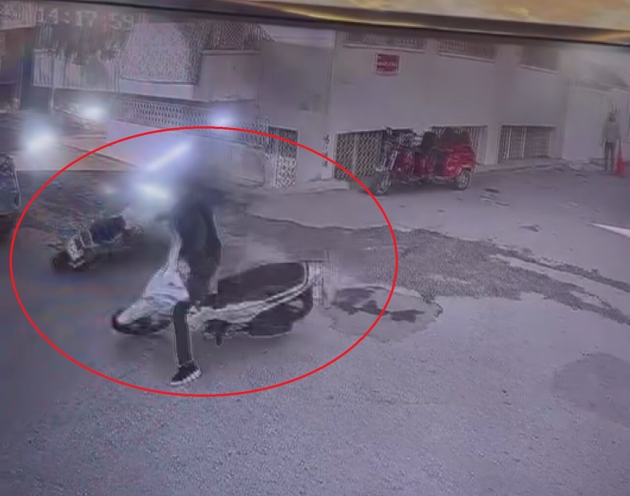 HATAY’IN REYHANLI İLÇESİNDE İKİ MOTOSİKLETİN KAFA KAFAYA ÇARPIŞTIĞI ANLAR GÜVENLİK KAMERASINA...