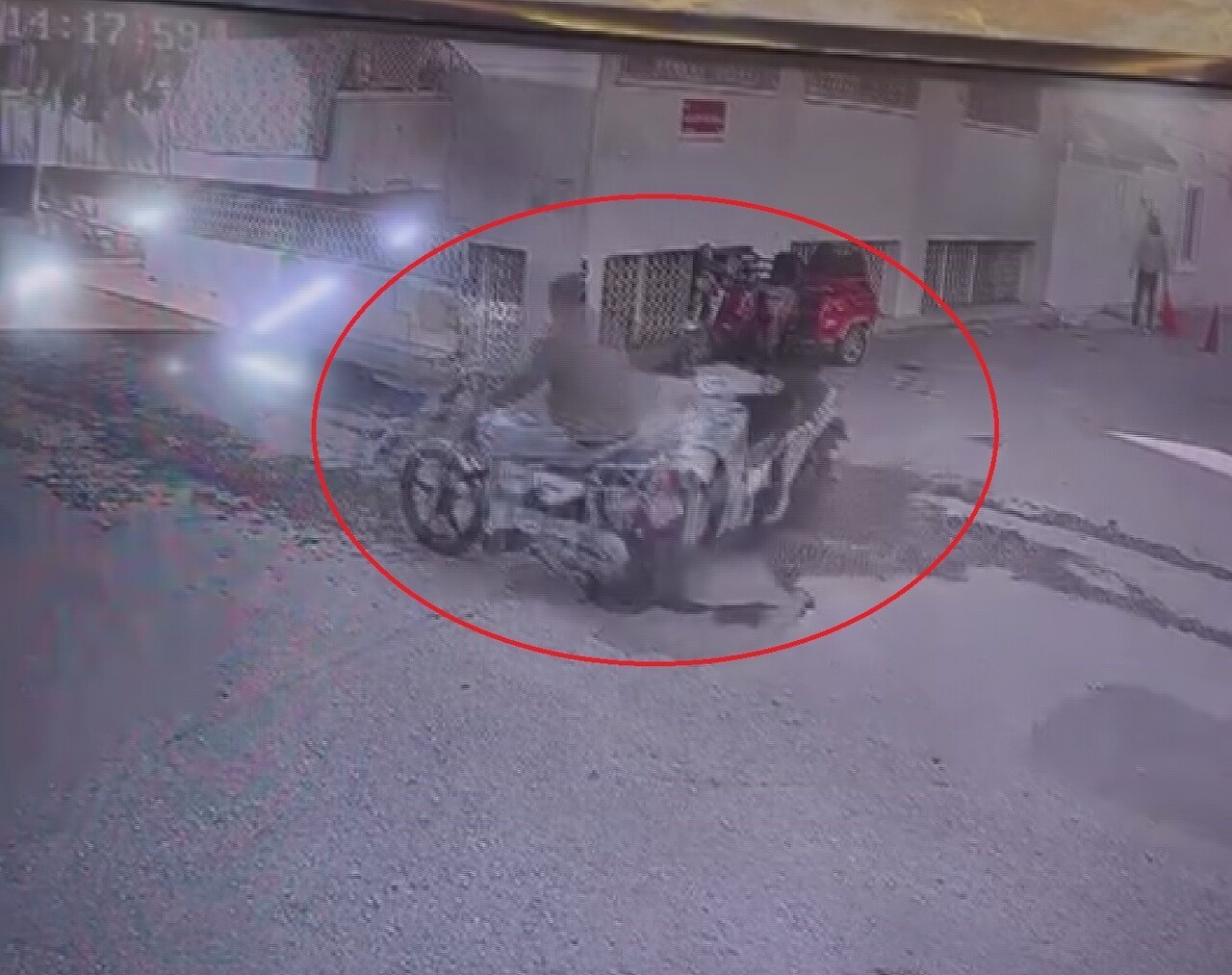 HATAY’IN REYHANLI İLÇESİNDE İKİ MOTOSİKLETİN KAFA KAFAYA ÇARPIŞTIĞI ANLAR GÜVENLİK KAMERASINA...