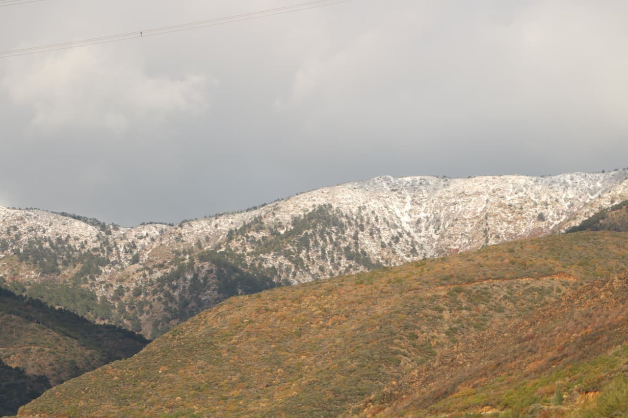 HATAY’IN YÜKSEK KESİMLERİNDE ETKİLİ OLAN YAĞIŞLA AMANOS DAĞI ETEKLERİ BEYAZA BÜRÜNDÜ.
