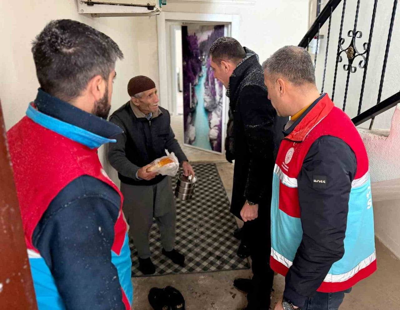 HAVA SICAKLIĞININ EKSİ 12 DERECEYE DÜŞTÜĞÜ DİYARBAKIR'DA ÇINAR İLÇESİNDE KAYMAKAMLIK, SOKAĞA...