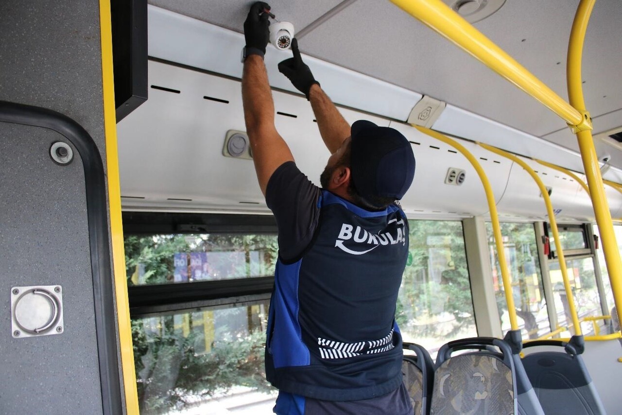 HER GÜN TOPLU TAŞIMA ARAÇLARINDA YÜZ BİNLERCE VATANDAŞI TAŞIYAN BURULAŞ, ARAÇLARDA MEVCUT GÜVENLİK...
