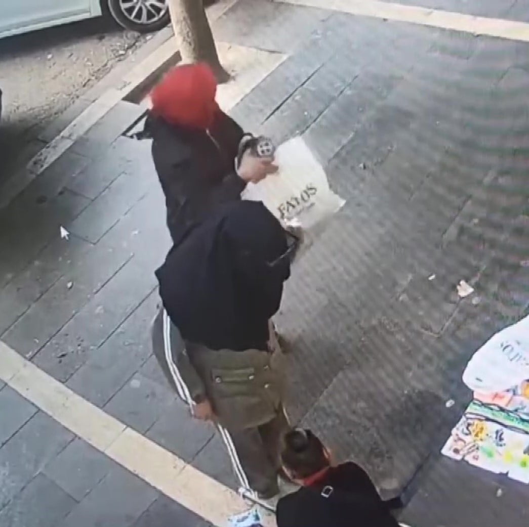 HIRSIZ KADINLAR, YAPTIKLARI VURGUNUN ARDINDAN BİR SOKAK SATICINDA BASKÜLE ÇIKIP TARTILMA ANLARI...