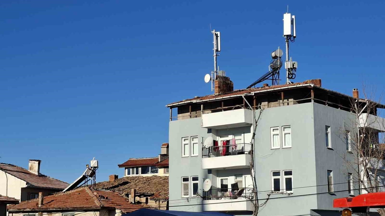 HİSARCIK’TA MAHALLE SAKİNLERİNDEN BAZ İSTASYONUNA TEPKİ