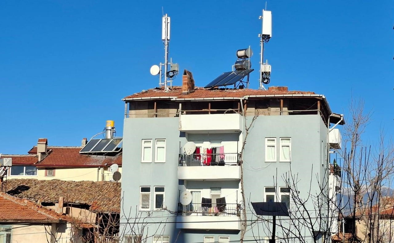 HİSARCIK’TA MAHALLE SAKİNLERİNDEN BAZ İSTASYONUNA TEPKİ