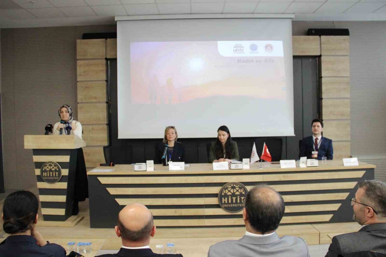 HİTİT ÜNİVERSİTESİ'NDE "ULUSAL KADIN VE AİLE LİSANSÜSTÜ ÖĞRENCİ SEMPOZYUMU" TÜRKİYE’NİN DÖRT BİR...