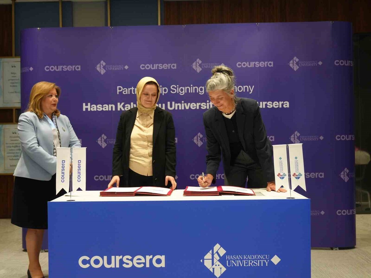 HKÜ REKTÖR VEKİLİ PROF. DR. GÜL RENGİN KÜÇÜKERDOĞAN, SOLDA. HKÜ SÜREKLİ EĞİTİM MERKEZİ...