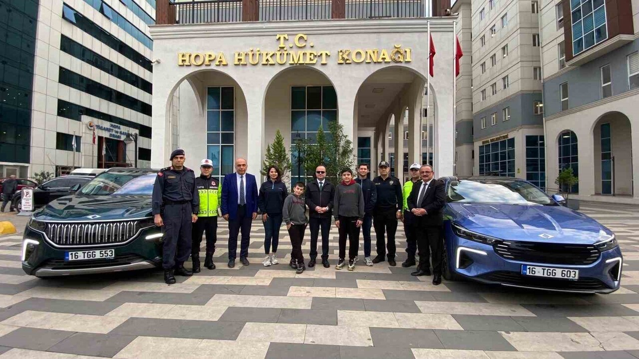 HOPA KAYMAKAMI ABDULLAH ARSLANTÜRK, TÜRKİYE'NİN YERLİ VE MİLLİ OTOMOBİLİ TOGG'UN YENİ MODELİ T10F...