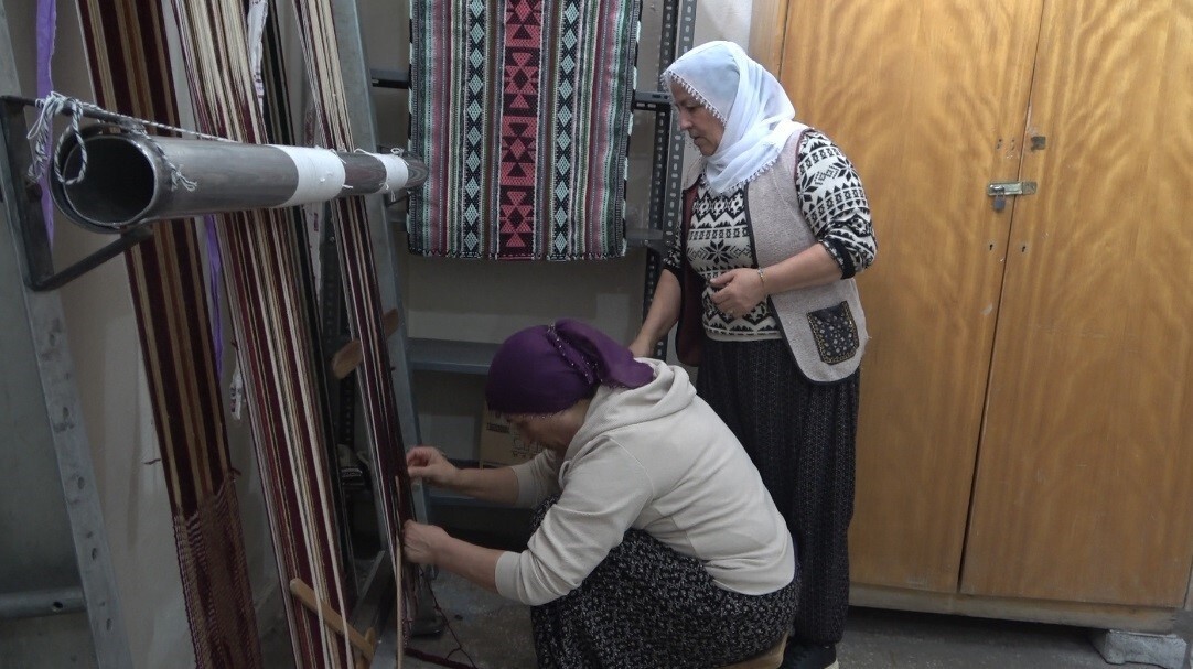HOZAT'TA KADINLAR, HALK EĞİTİM MERKEZİ KURSLARINDA UNUTULMAYA YÜZ TUTMUŞ "CACIM" DOKUMA GELENEĞİNİ...