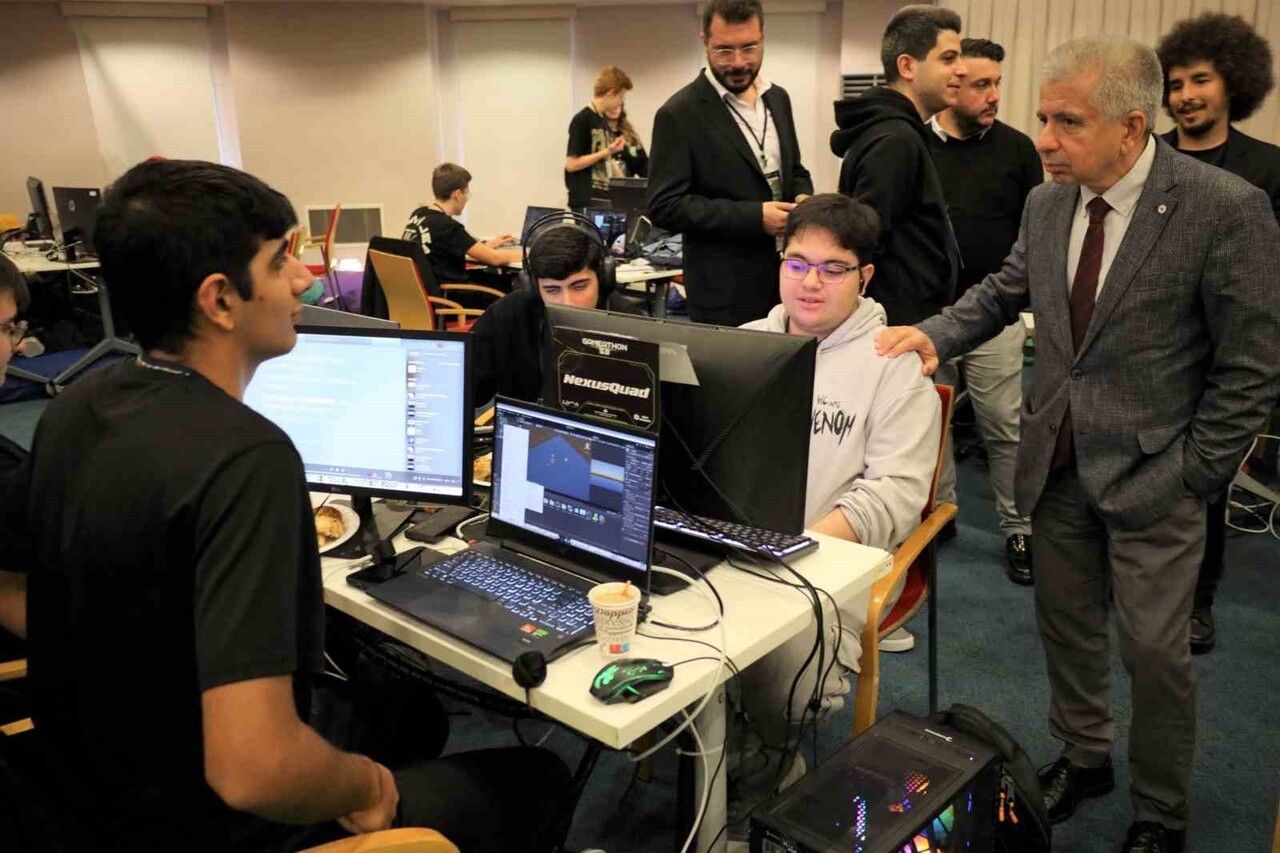 İEÜ REKTÖRÜ PROF. DR. YUSUF HAKAN ABACIOĞLU DA ETKİNLİĞİ ZİYARET EDEREK GENÇLERLE SOHBET ETTİ VE...