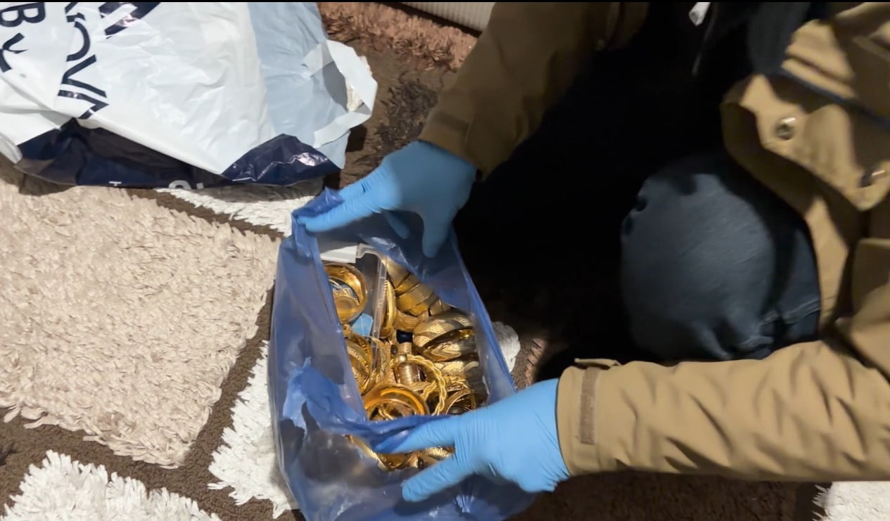 IĞDIR'DA BİR KUYUMCUDAN ALTIN VE NAKİT PARA ÇALDIKLARI İDDİA EDİLEN 3 ŞÜPHELİ, POLİS EKİPLERİNCE...