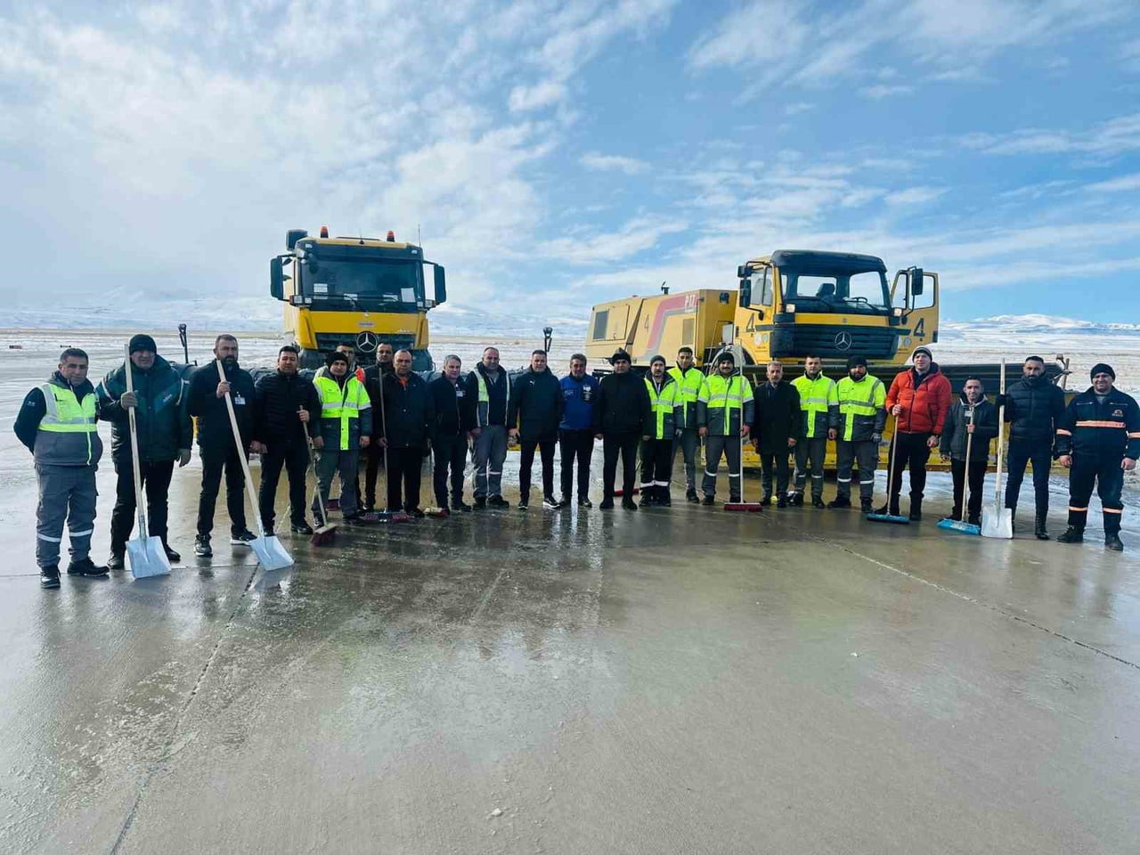 IĞDIR'DA KAR YAĞIŞI HAYATI OLUMSUZ ETKİLEDİ: 53 KÖY YOLU KAPANDI