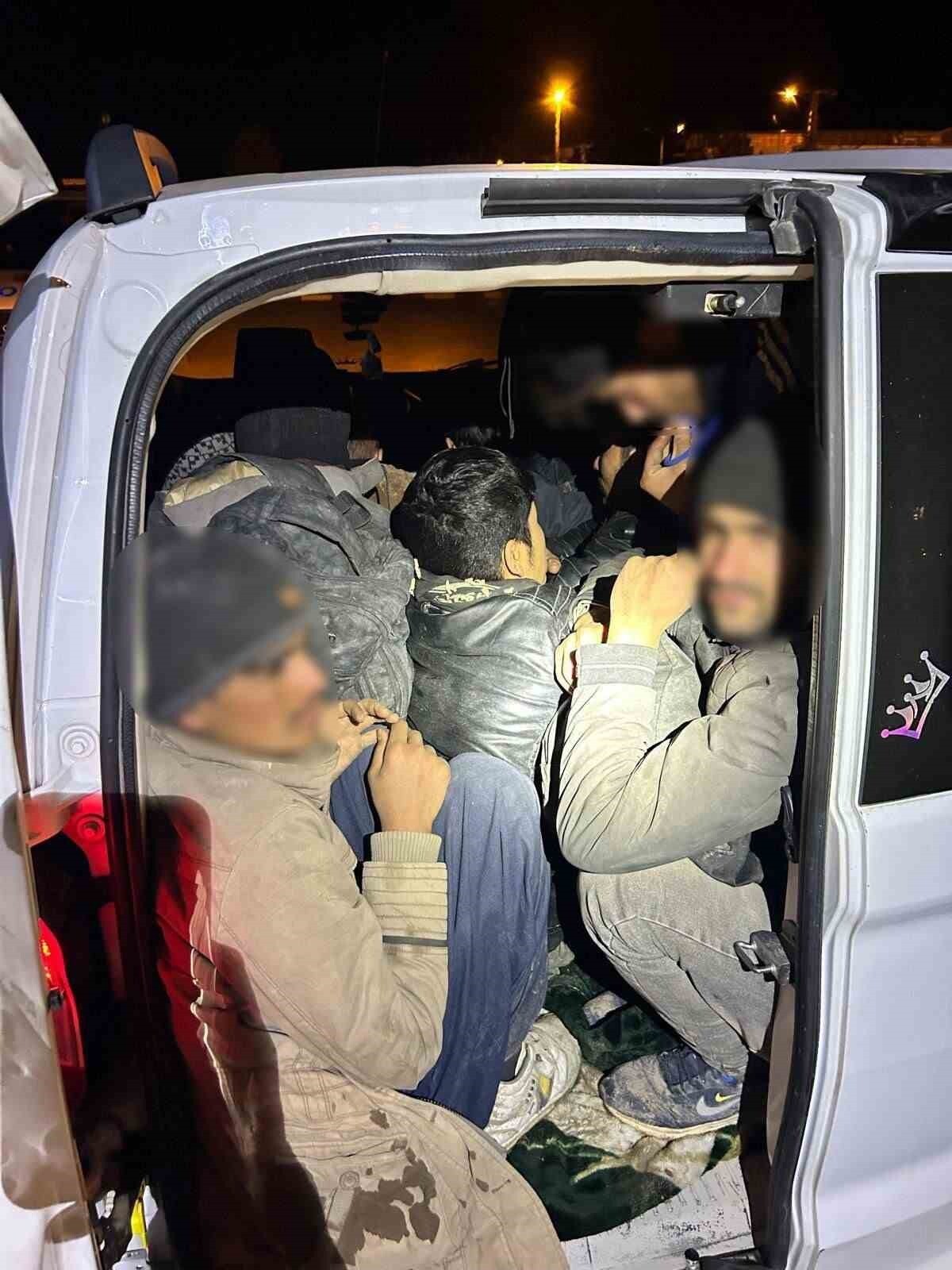 IĞDIR'DA POLİS EKİPLERİNCE UYGULAMA NOKTASINDA DURDURULAN BİR ARAÇTA 12 DÜZENSİZ GÖÇMEN VE 2...