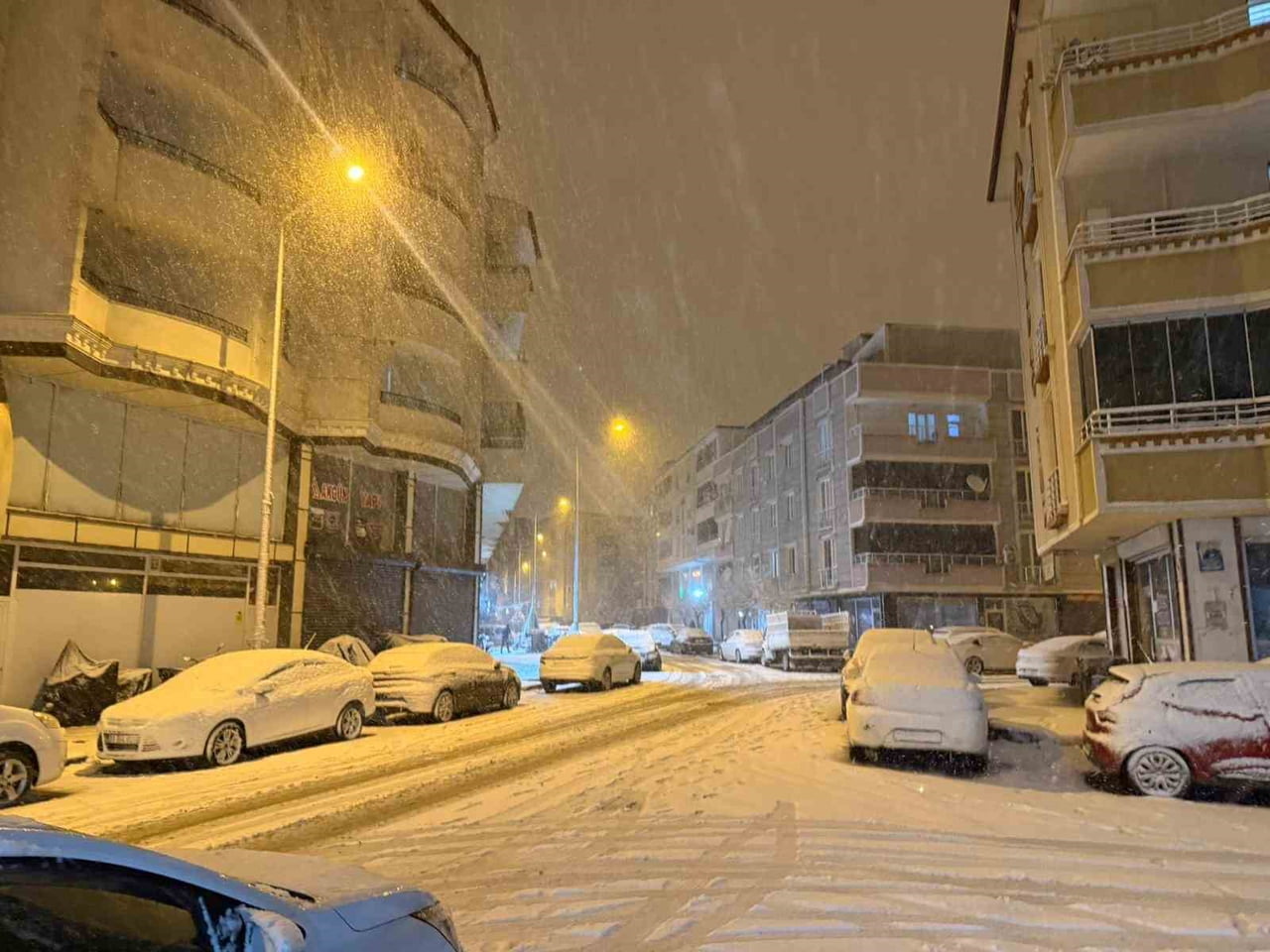 IĞDIR’DA KAR YAĞIŞI ŞEHİR MERKEZİNİ BEYAZA BÜRÜDÜ