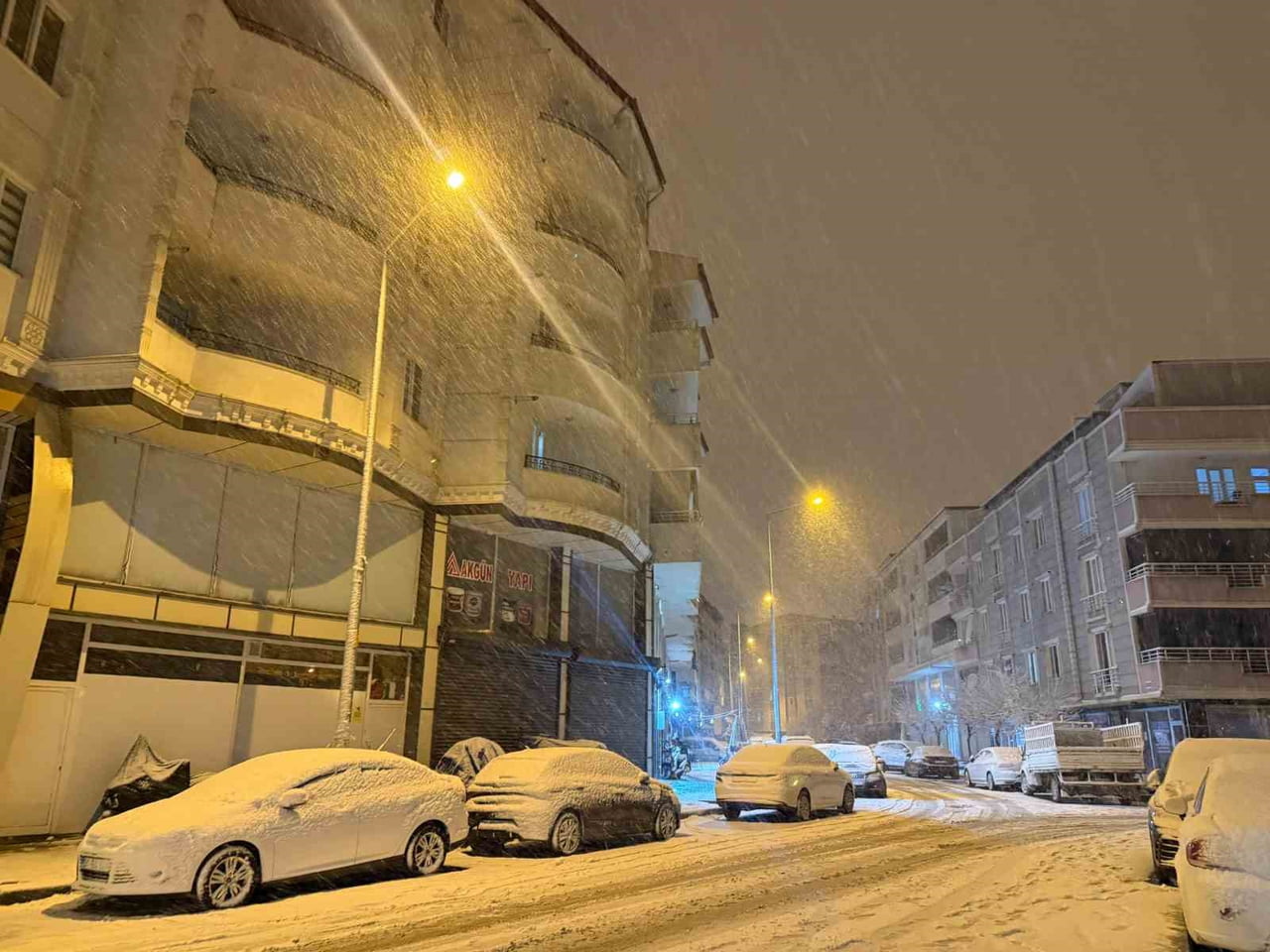 IĞDIR’DA KAR YAĞIŞI ŞEHİR MERKEZİNİ BEYAZA BÜRÜDÜ