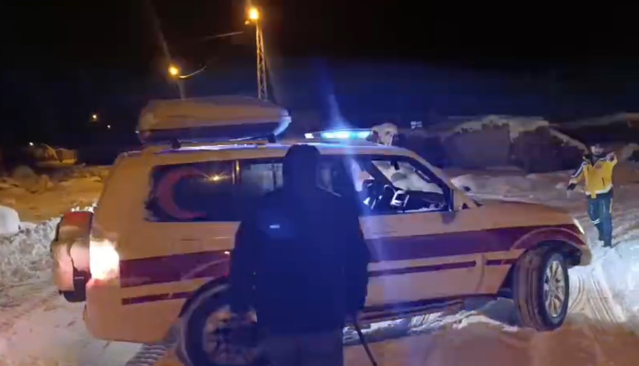 IĞDIR’DA KARLA KAPANAN KÖYDE YARALANAN VATANDAŞA EKİPLER ULAŞTI