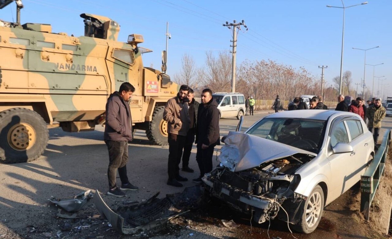 IĞDIR-HALFELİ YOLUNDA OTOMOBİL İLE KAMYON KAFA KAFAYA ÇARPIŞTI. KAZADA YARALANAN OLMADI.