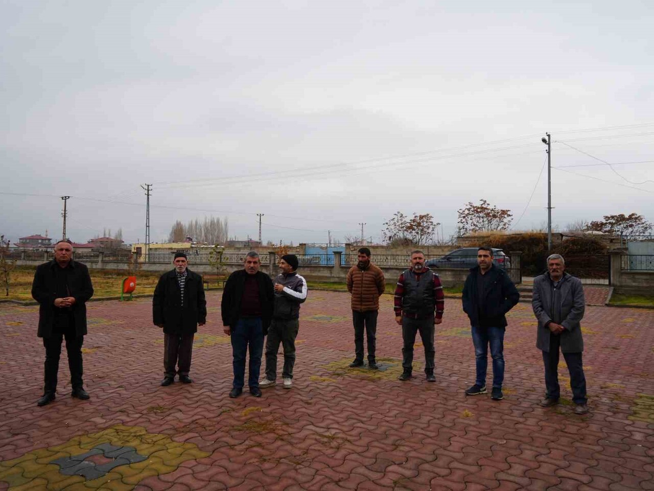 IĞDIR’IN KARAAĞAÇ MAHALLESİ’NDE YAŞAYAN VATANDAŞLAR, DOĞALGAZ ÇALIŞMALARININ YARIDA BIRAKILMASINA...