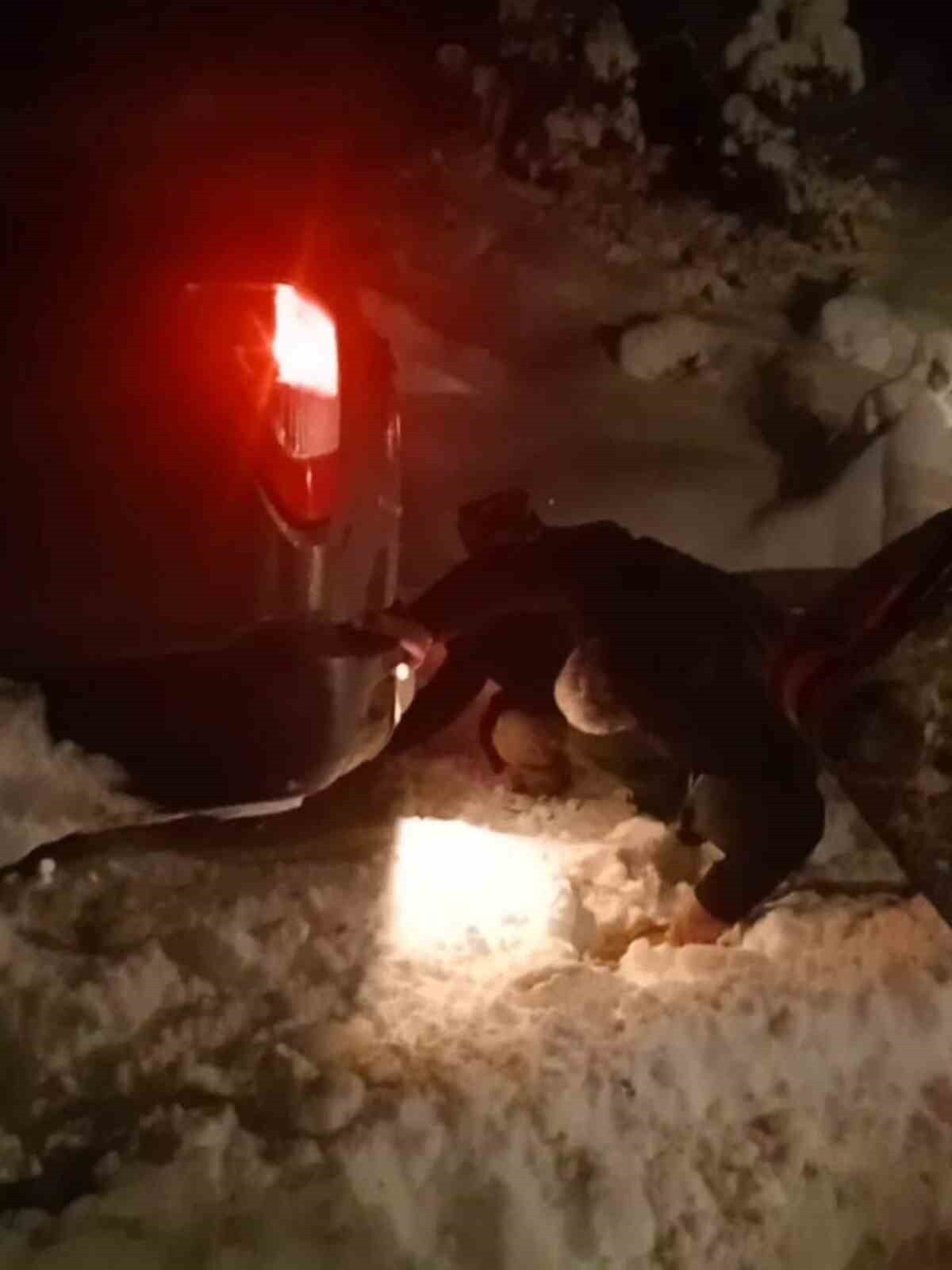 İHBARIN ARDINDAN HAREKETE GEÇEN BELEDİYE EKİPLERİ BELEDİYEYE AİT İŞ MAKİNESİYLE OLAY YERİNE...