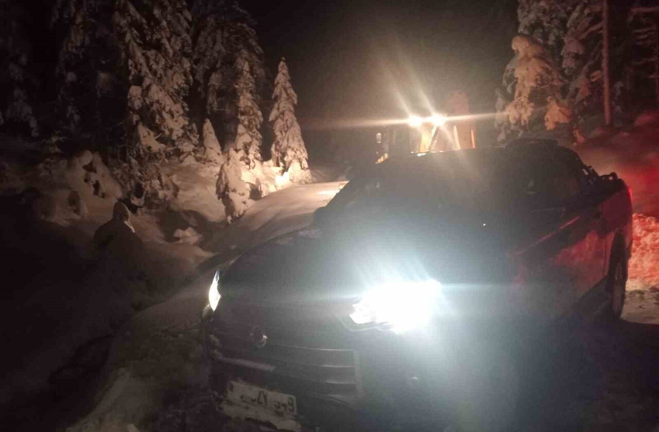 İHBARIN ARDINDAN HAREKETE GEÇEN BELEDİYE EKİPLERİ BELEDİYEYE AİT İŞ MAKİNESİYLE OLAY YERİNE...