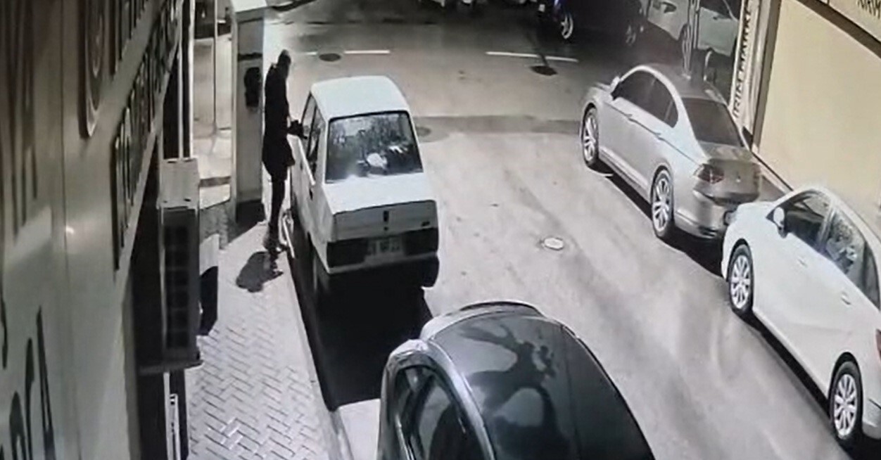 İHSANİYE MAHALLESİ’NDE PARK HALİNDE BULUNAN BİR ARAÇTAN OTO TEYP ÇALINMA ANI GÜVENLİK KAMERASINA...