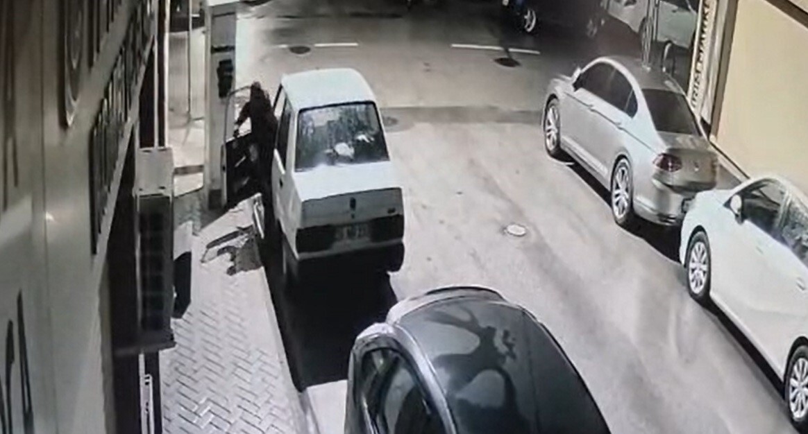 İHSANİYE MAHALLESİ’NDE PARK HALİNDE BULUNAN BİR ARAÇTAN OTO TEYP ÇALINMA ANI GÜVENLİK KAMERASINA...