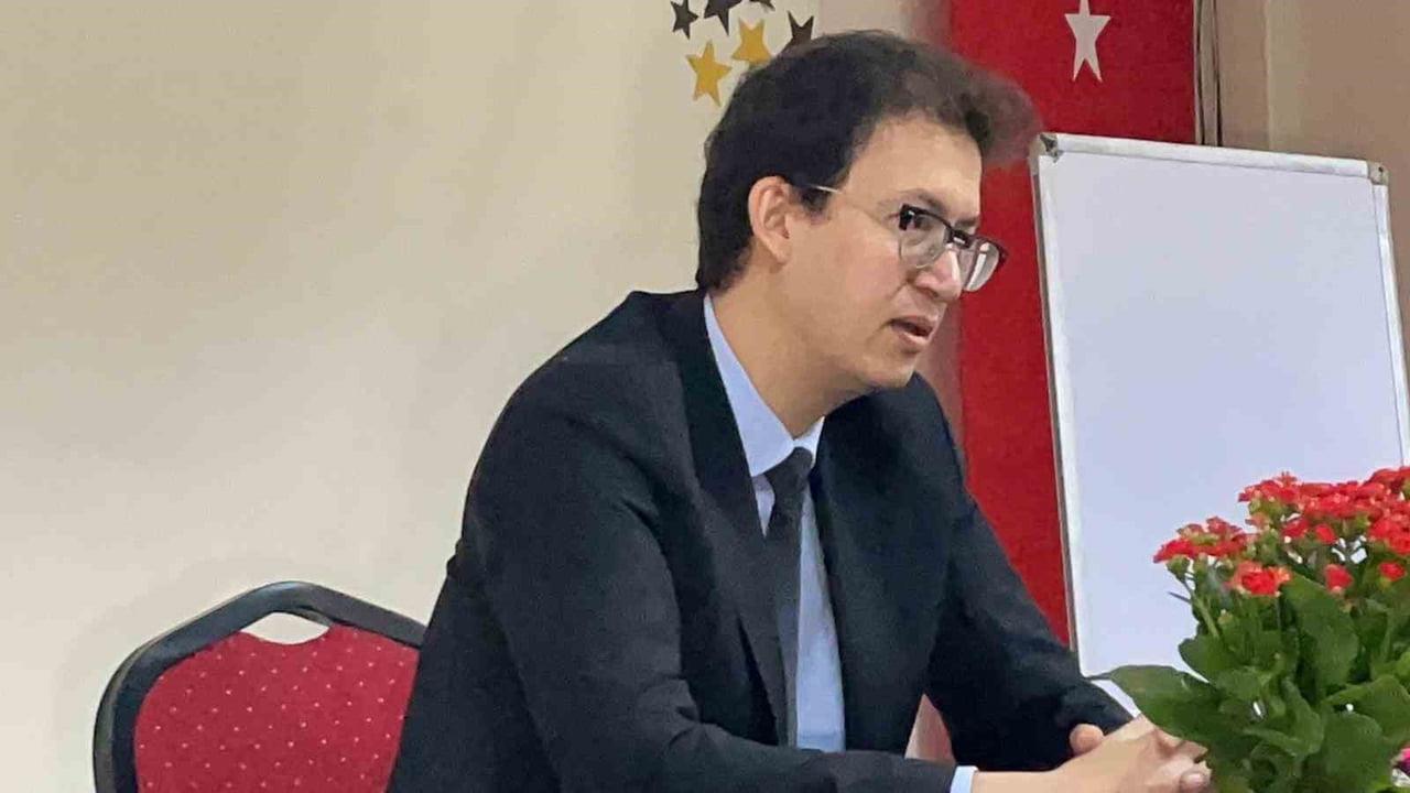 İKİ ELİYLE DE AYNI ANDA YAZARAK NOT ALABİLME YETENEĞİ BULUNAN SAVCI ULAŞAN, ÖĞRENCİLERİN "MAFYA...