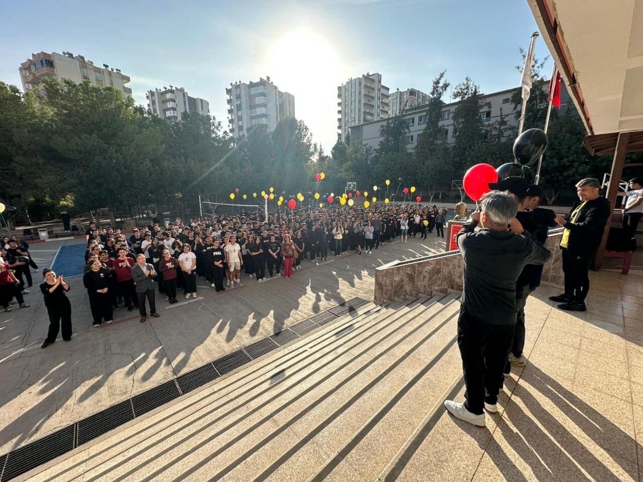 İKİ ÖĞRENCİ, OKULLARINDA ÖĞRETMEN VE ÖĞRENCİLER TARAFINDAN BALONLARLA KARŞILANDI.