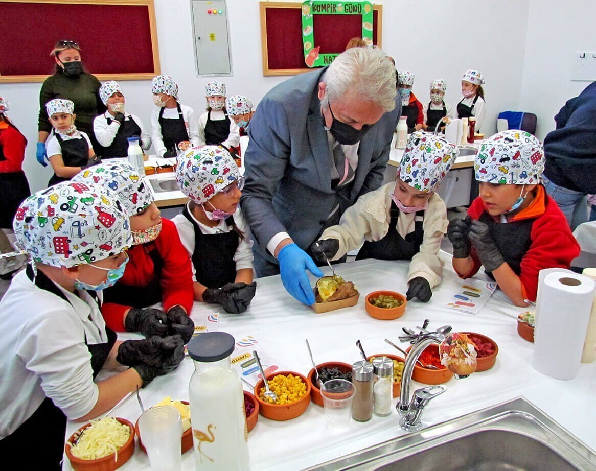 İLÇE MİLLİ EĞİTİM MÜDÜRÜ ŞAHAN ÇÖKER DE ÖĞRENCİLERLE BİRLİKTE KUMPİR HAZIRLADI