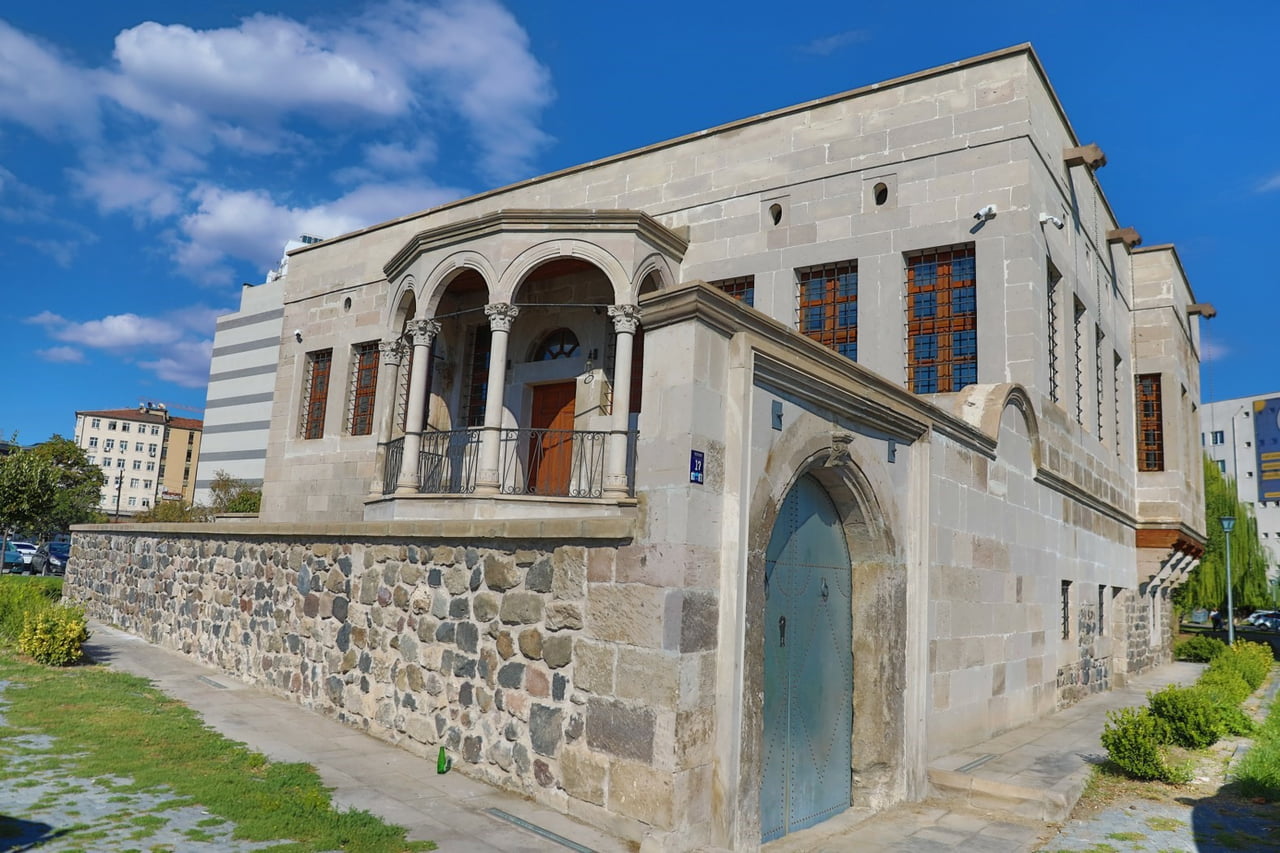 İLÇEDE GEÇMİŞİN İZLERİNİ TAŞIYAN YAPILARI ASLINA UYGUN ŞEKİLDE RESTORE EDEN MELİKGAZİ BELEDİYESİ...