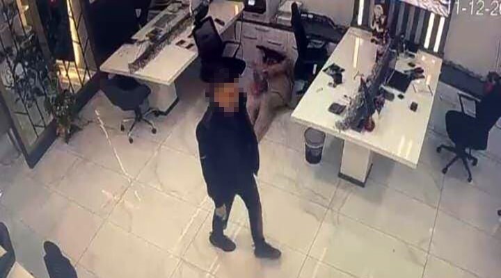 İLHAN S.'NİN (58) OFİSE GELDİĞİ AN