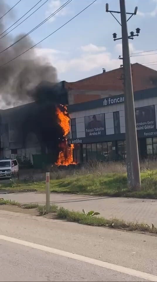 İNEGÖL İLÇESİNDE ELEKTRİK PANOSUNDA ÇIKAN YANGIN İŞYERLERİNE SIÇRADI. YANGIN SONUCUNDA 2 İŞYERİNDE...