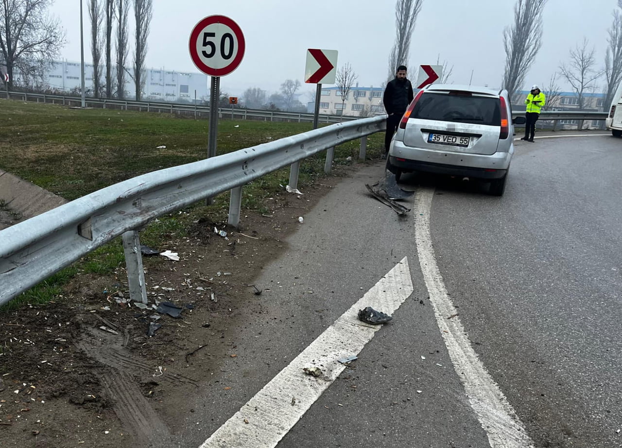 İNEGÖL İLÇESİNDE KONTROLDEN ÇIKAN OTOMOBİLİN BARİYERLERE ÇARPMASI SONUCU 2 KİŞİ...