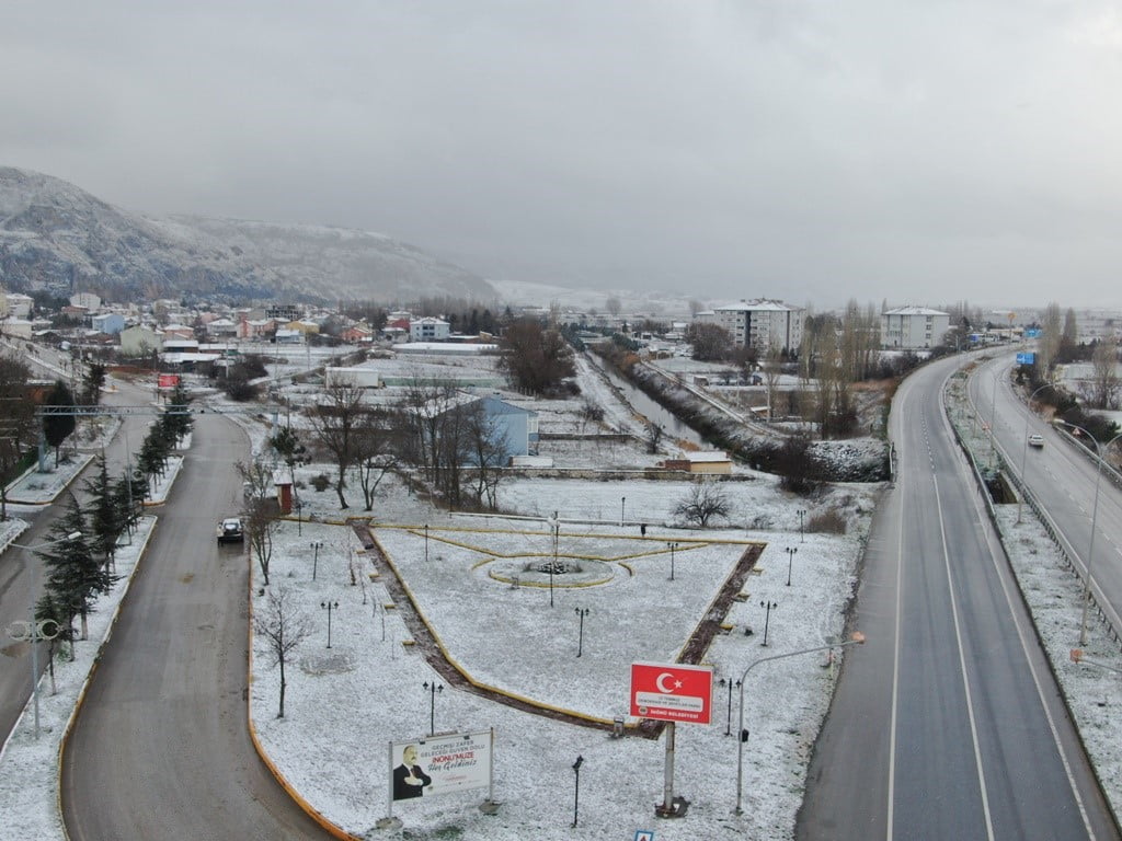 İNÖNÜ İLÇESİNDE ETKİLİ OLAN MEVSİMİN İLK KAR YAĞIŞI YERLEŞİM YERİNİ KISA SÜREDE BEYAZA BÜRÜRKEN...