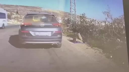 İşgal altındaki Batı Şeria'daki Deir Jarir köyü yakınlarında yol kenarında namaz kılan bir...