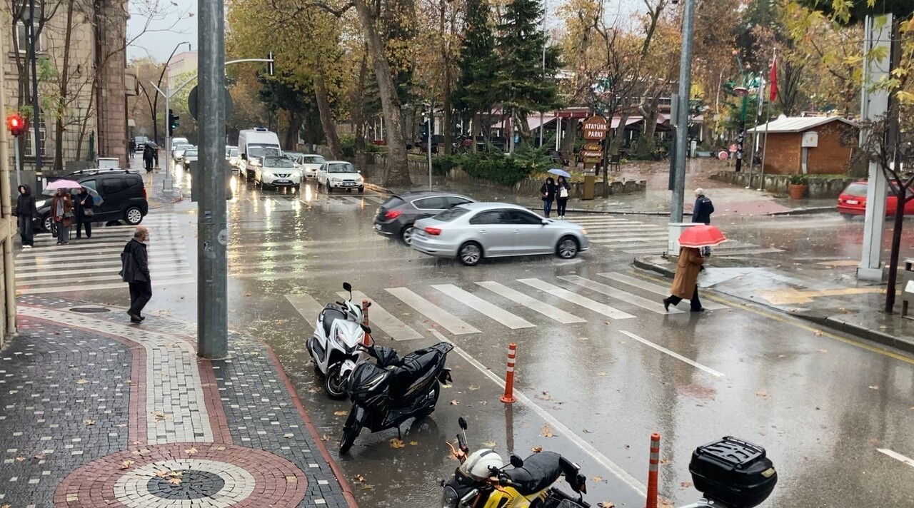 ISPARTA’DA GÜN BOYUNCA ARALIKLARLA DEVAM EDEN YAĞMUR AKŞAM SAATLERİNDE ŞİDDETLENİRKEN, METEOROLOJİ...