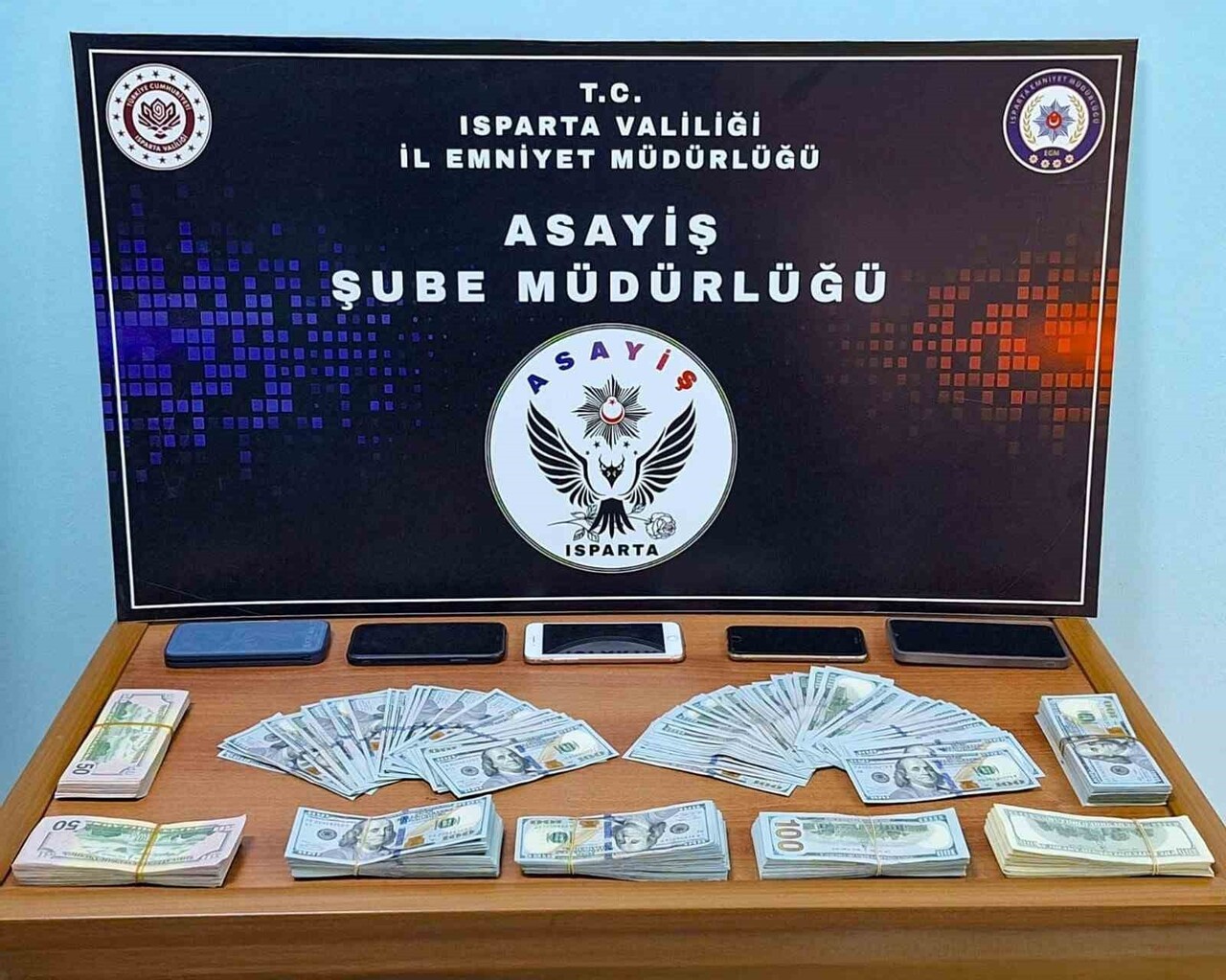 ISPARTA’DA KENDİLERİNİ POLİS OLARAK TANITIP 2 VATANDAŞI TOPLAM 1 MİLYON 962 BİN TL VE 70 BİN 472...