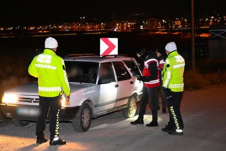 ISPARTA İL EMNİYET MÜDÜRLÜĞÜ EKİPLERİNCE KENT GENELİNDE GERÇEKLEŞTİRİLEN ŞOK UYGULAMADA, ARAÇLAR...