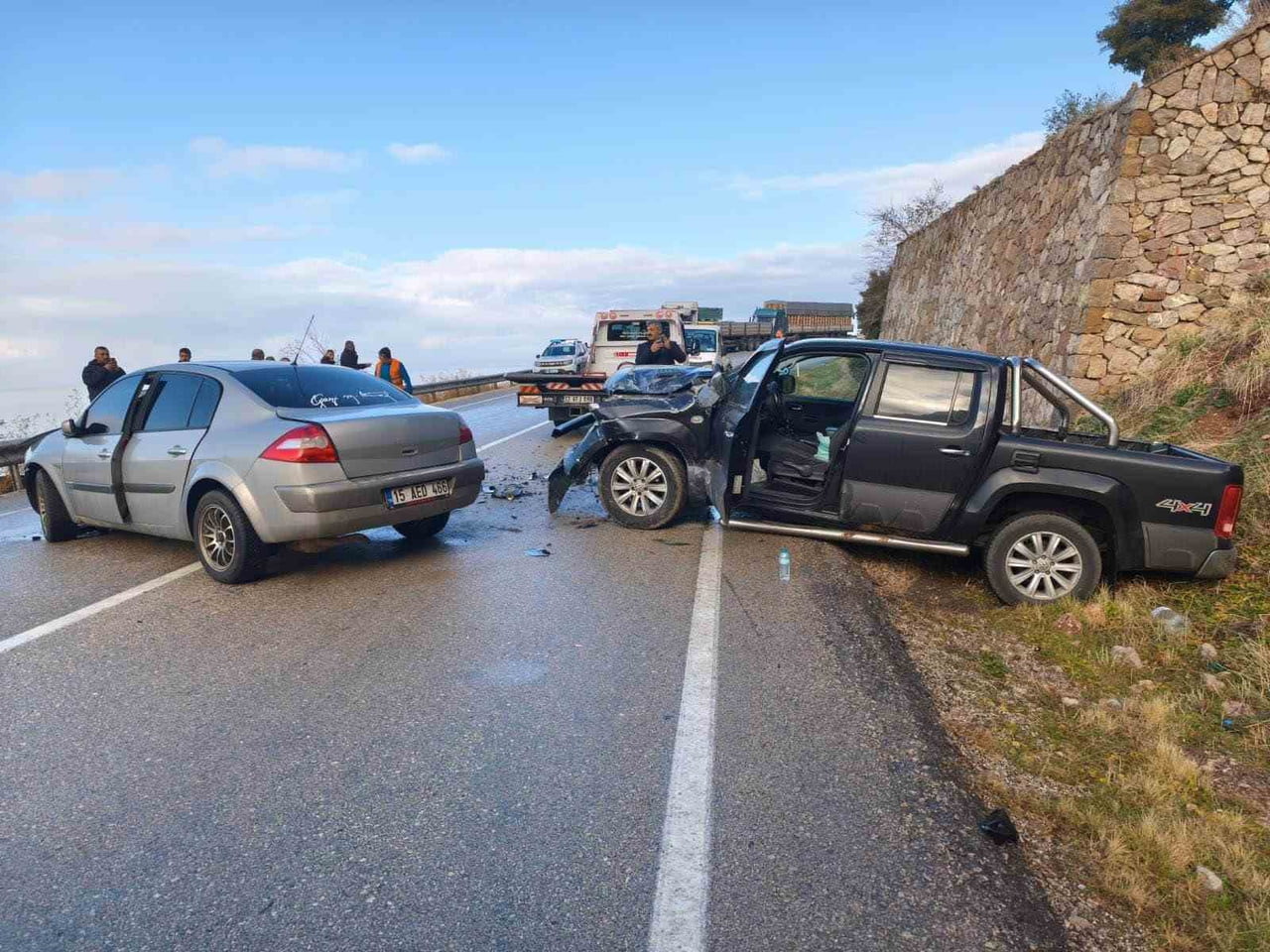 ISPARTA’NIN EĞİRDİR İLÇESİNDE İKİ OTOMOBİLİN ÇARPIŞTIĞI KAZADA HER İKİ ARACIN SÜRÜCÜSÜ DE...