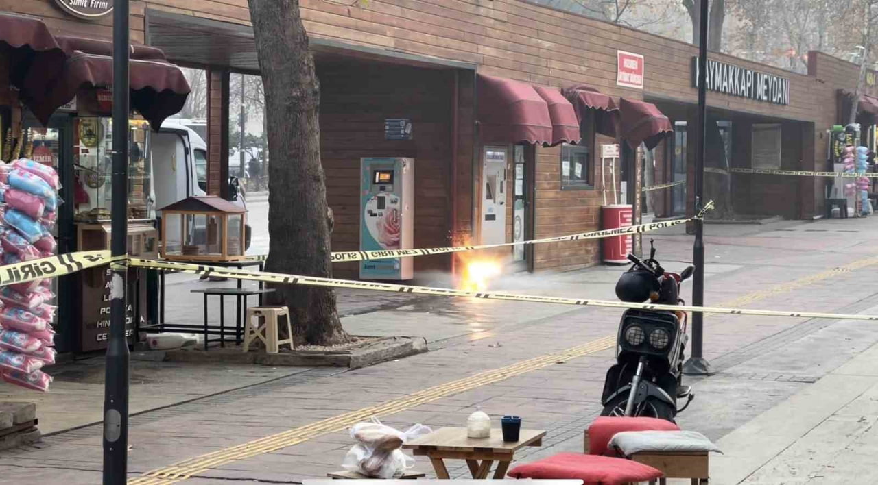 ISPARTA’NIN EN İŞLEK NOKTALARINDAN KAYMAKKAPI MEYDANI’NDA BIRAKILAN ŞÜPHELİ ÇANTA, POLİS...