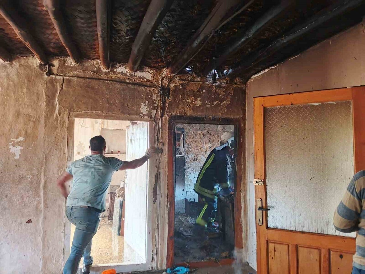 ISPARTA’NIN ŞARKİKARAAĞAÇ İLÇESİNE BAĞLI SALUR KÖYÜ’NDE SABAH SAATLERİNDE ÇIKAN YANGINDA İKİ KATLI...