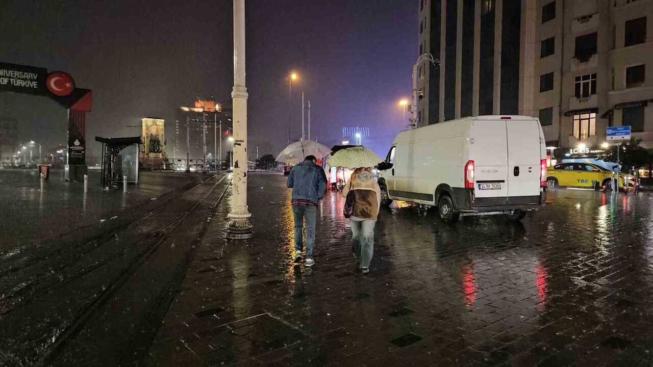 İSTANBUL'DA BEKLENEN SARI KODLU SAĞANAK BAŞLADI