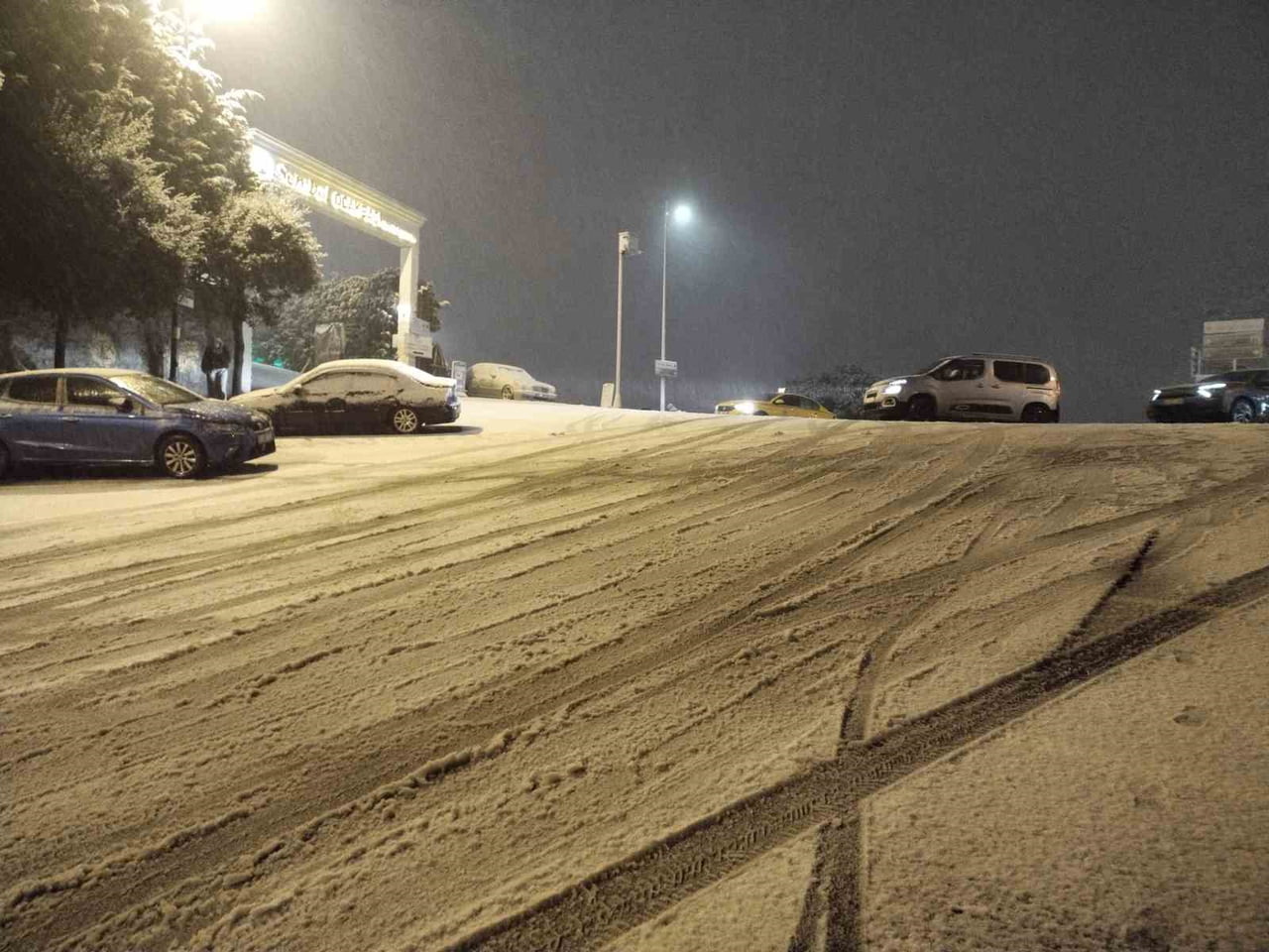 İSTANBUL'DA KAR YAĞIŞI ETKİLİ OLUYOR