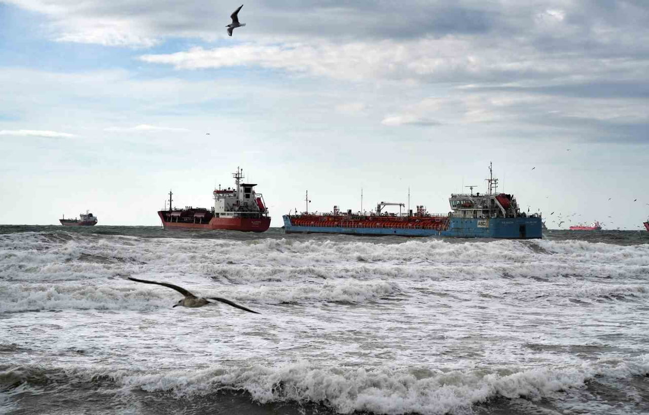 İSTANBUL'DA KÜÇÜKÇEKMECE AÇIKLARINDA LODOS NEDENİYLE BİRBİRİNE TEMAS EDEN AZERBAYCAN VE TÜRK...