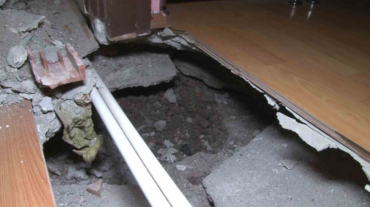 İSTANBUL'UN FATİH İLÇESİNDE, 52 YILLIK 4 KATLI BİNANIN GİRİŞ KATINDA BULUNAN DAİRENİN ZEMİNİ...