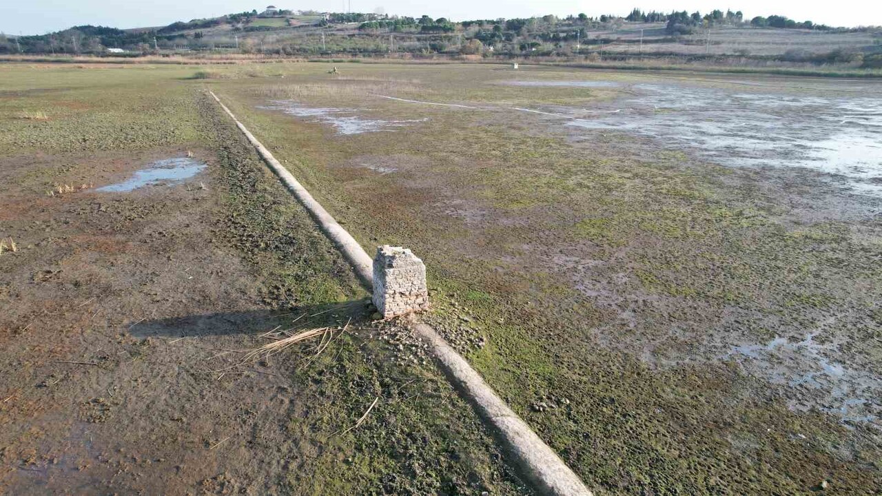 İSTANBUL'UN ÖNEMLİ SU KAYNAKLARINDAN BİRİ OLAN TERKOS GÖLÜ'NDE YAŞANAN KURAKLIK NEDENİYLE SU...